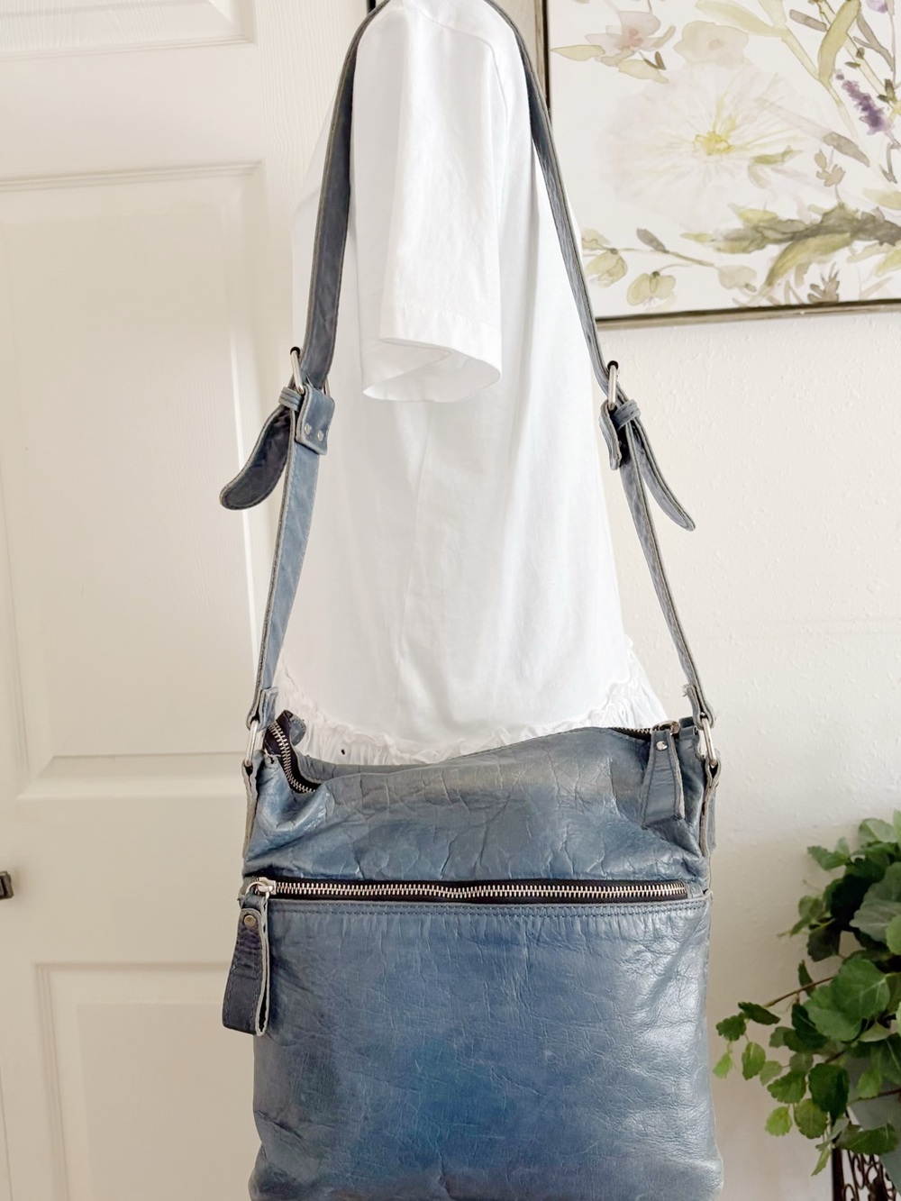 Tano Distressed blue Leather Messenger Bag - Picture 3 of 11